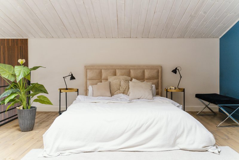 Как правильно расположить кровать в интерьере спальни