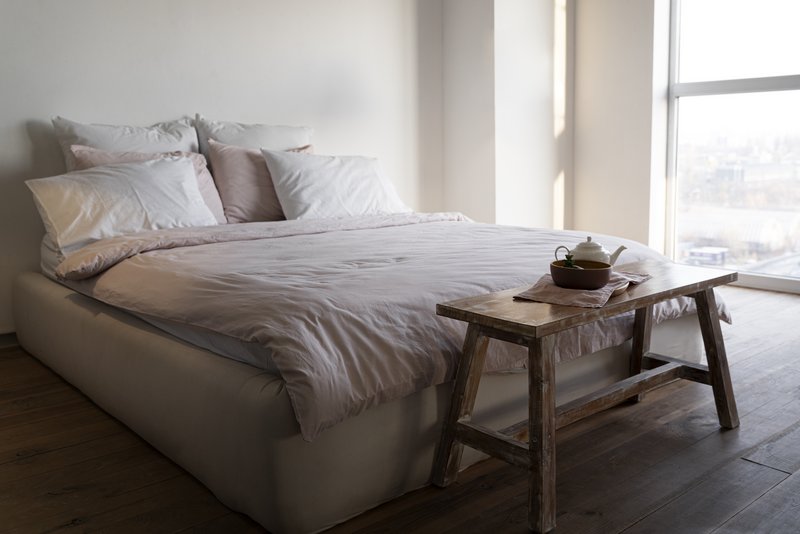 При желании кровать можно расположить согласно практике фэншуй.