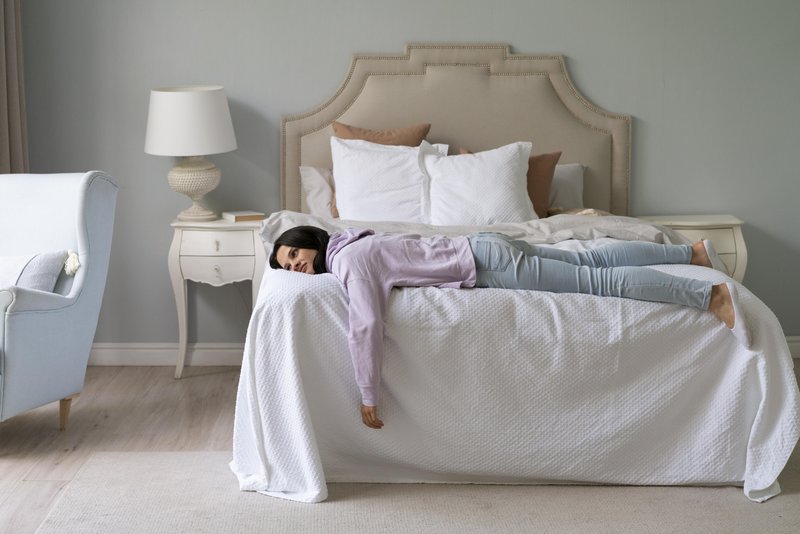 Правильное расположение кровати играет большую роль, чем нам кажется: так что к этой задаче стоит подходить с умом.
