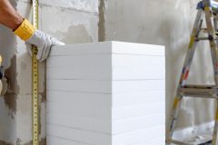 Иллюстрация показывает фасадный пенопласт ПСБ-С 25–35 — оптимальный выбор для наружного утепления стен под штукатурку.