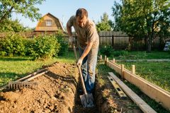 Подготовка грунта для заливки цементной дорожки на даче
